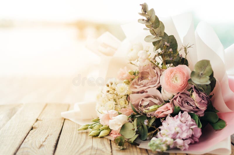Un gran y hermoso ramo de rosas frescas eustoma matiola freesia eucalyptus hidrangea en delicados colores rosa y blanco fotos de archivo