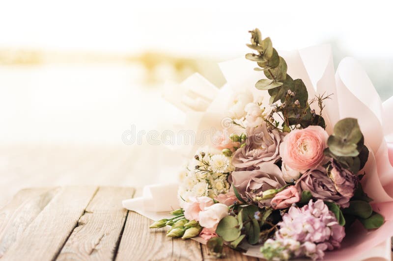 Un gran y hermoso ramo de rosas frescas eustoma matiola freesia eucalyptus hidrangea en delicados colores rosa y blanco imagenes de archivo