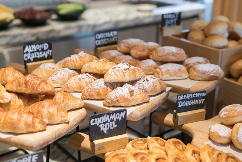 Un grand choix de croissant frais fait maison en petit déjeuner d'hôtel de luxe images libres de droits Un grand choix de croissant frais fait maison en petit déjeuner d'hôtel de luxe images libres de droits