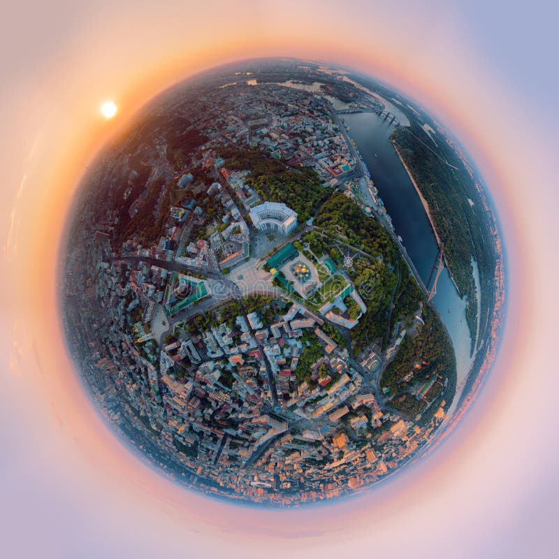 Un grand panorama de 360 degrés dans la haute résolution de la ville de Kiev au-dessus du monastère D'or-voûté du ` s de St Micha photos libres de droits Un grand panorama de 360 degrés dans la haute résolution de la ville de Kiev au-dessus du monastère D'or-voûté du ` s de St Micha photos libres de droits