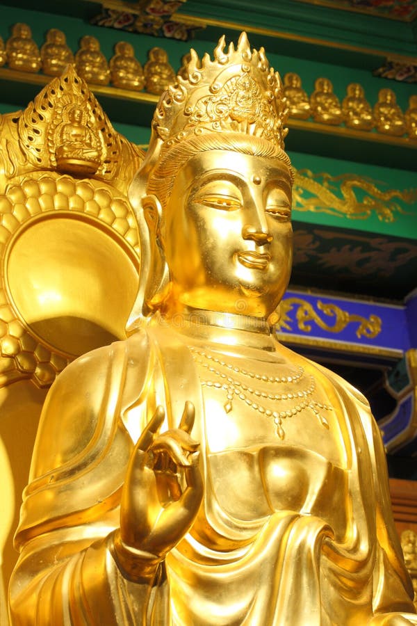 Un grande buddha dorato