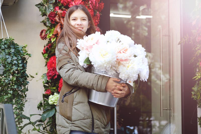 Un grande mazzo delle peonie nelle mani di bella ragazza emozione di felicità e di gioia Peonia dei fiori bianchi fotografia stock Un grande mazzo delle peonie nelle mani di bella ragazza emozione di felicità e di gioia Peonia dei fiori bianchi fotografia stock