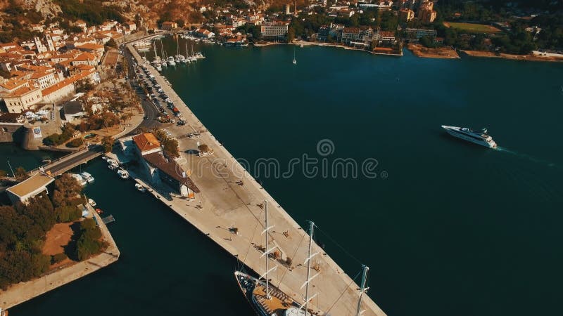 Un grande yacht sta al pilastro nella baia Cattaro, Montenegro Metraggio aereo