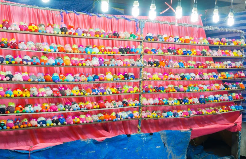 Un groupe coloré de petites poupées aux prix de gain FO de cabine de jeu images libres de droits Un groupe coloré de petites poupées aux prix de gain FO de cabine de jeu images libres de droits