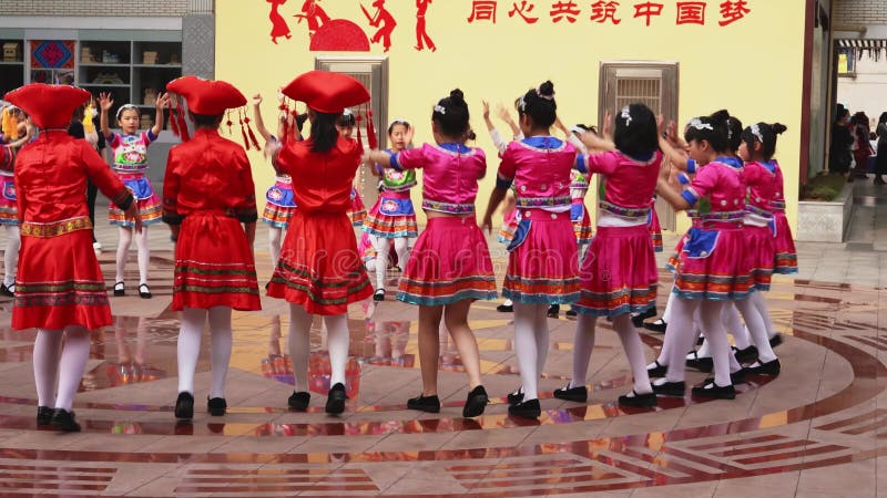 Un groupe d'enfants danse les danses traditionnelles de la nationalité zhuang dans la célébration du 3 mars banque de vidéos
