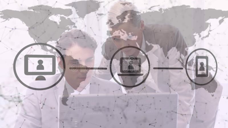Un groupe d'hommes d'affaires s'entretenant dans un bureau lumineux banque de vidéos