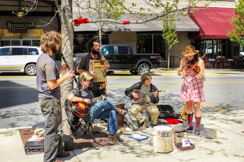Un groupe d'interprètes de rue jouant sur des instruments à Asheville en Caroline du Nord photos libres de droits Un groupe d'interprètes de rue jouant sur des instruments à Asheville en Caroline du Nord photos libres de droits