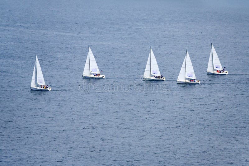 Un groupe de bateaux de navigation sur l'eau photographie stock Un groupe de bateaux de navigation sur l'eau photographie stock