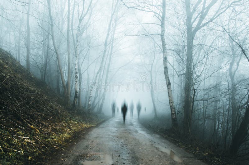 Un groupe de figures fantomatiques mystérieuses émergeant du brouillard sur un chemin forestier fantasmagorique en hiver Avec un