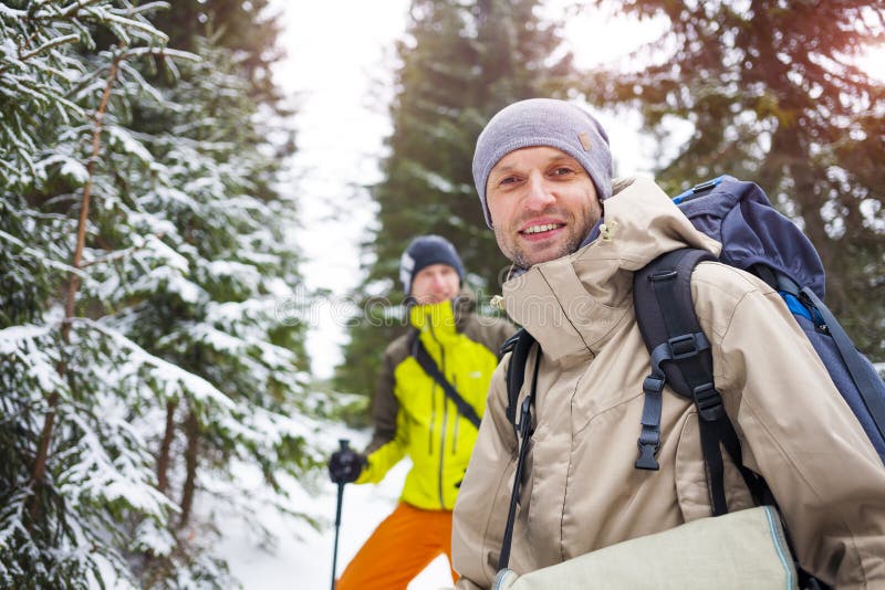 Un groupe de grimpeurs dans les montagnes images libres de droits Un groupe de grimpeurs dans les montagnes images libres de droits