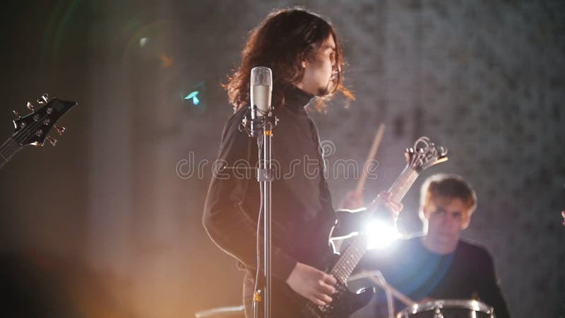 Un groupe de rock ayant une répétition dans les lumières lumineuses clips vidéos