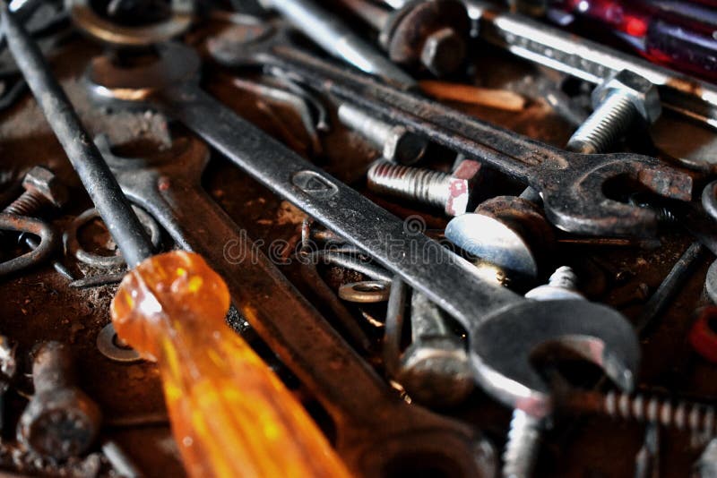 Un groupe malpropre d'outils sur la table photo libre de droits Un groupe malpropre d'outils sur la table photo libre de droits