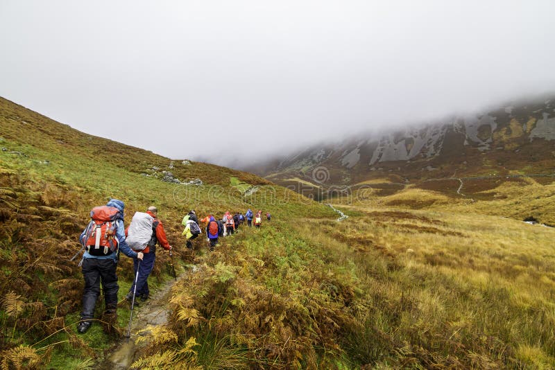 Un grupo de caminantes en el parque nacional de Snowdonia en País de Gales foto de archivo libre de regalías Un grupo de caminantes en el parque nacional de Snowdonia en País de Gales foto de archivo libre de regalías