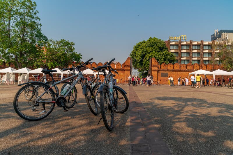 Un grupo de ciclistas ejercitó y parqueó sus bicis en el cuadrado de la puerta de Thapae foto de archivo libre de regalías Un grupo de ciclistas ejercitó y parqueó sus bicis en el cuadrado de la puerta de Thapae foto de archivo libre de regalías