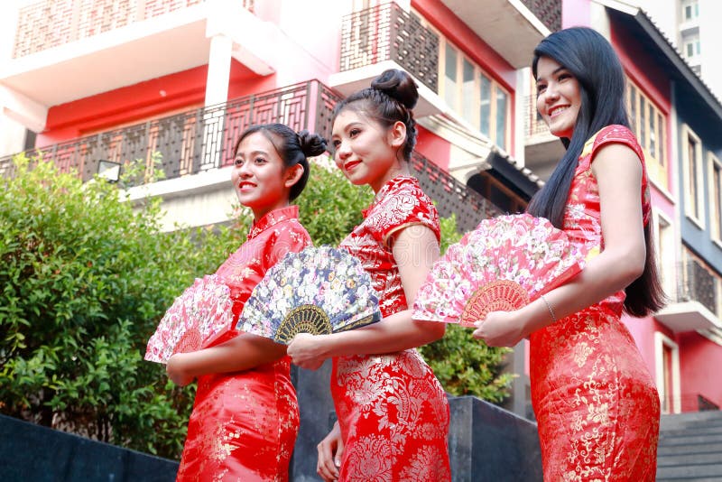 Un Grupo De Mujeres Chinas Vistiendo Vestidos Rojos Foto de archivo -  Imagen de tenencia, grupo: 150694174