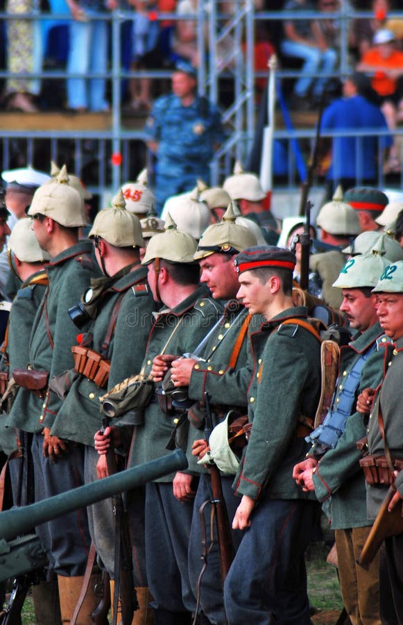 Un grupo de soldados-reenactors Reconstrucción de la batalla de Osovets imagen de archivo libre de regalías