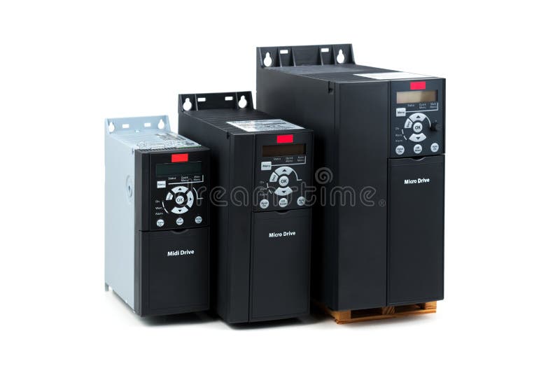 Un grupo de tres diversos tamaños e inversor universal de las capacidades de nuevo para controlar la corriente eléctrica y el pod fotografía de archivo Un grupo de tres diversos tamaños e inversor universal de las capacidades de nuevo para controlar la corriente eléctrica y el pod fotografía de archivo