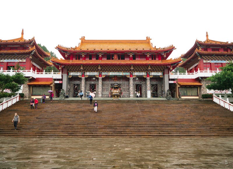Un grupo de turista en el templo de Wenwu del lago moon de Sun en la monta?a con el cielo blanco fotografía de archivo libre de regalías Un grupo de turista en el templo de Wenwu del lago moon de Sun en la monta?a con el cielo blanco fotografía de archivo libre de regalías