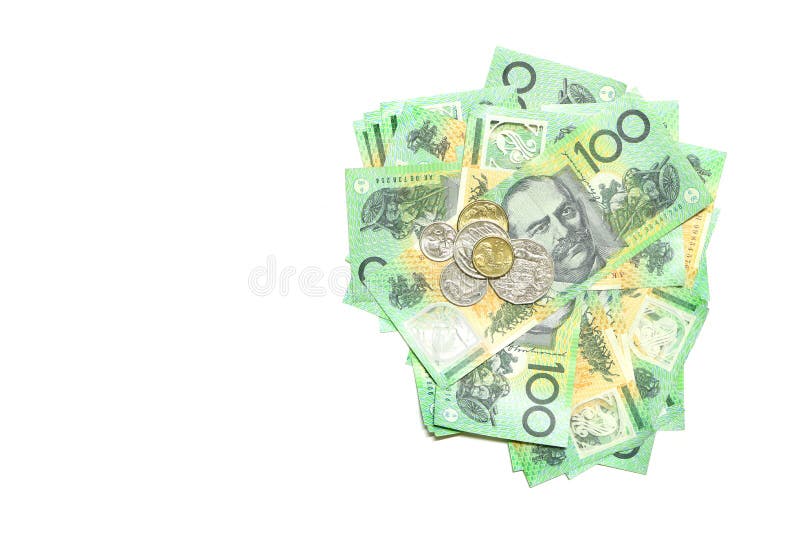 Un gruppo di australiano di 100 dollari prende atto del mucchio e delle monete di soldi australiani su fondo bianco fotografia stock libera da diritti Un gruppo di australiano di 100 dollari prende atto del mucchio e delle monete di soldi australiani su fondo bianco fotografia stock libera da diritti