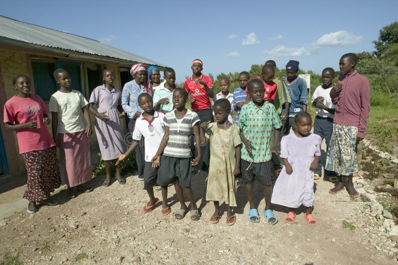 Un gruppo di bambini infettati HIV/AIDS canta la canzone circa l'AIDS a Pepo La Tumaini Jangwani, la riabilitazione Prog della Co fotografia stock libera da diritti Un gruppo di bambini infettati HIV/AIDS canta la canzone circa l'AIDS a Pepo La Tumaini Jangwani, la riabilitazione Prog della Co fotografia stock libera da diritti