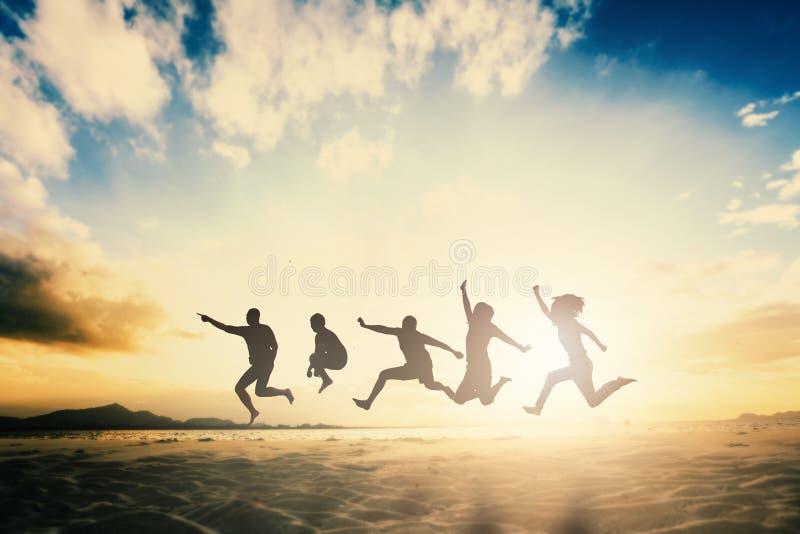 Un gruppo di famiglie felici festeggia il salto per una vita di buon senso concepito per vincere la vittoria, la fede nella salut