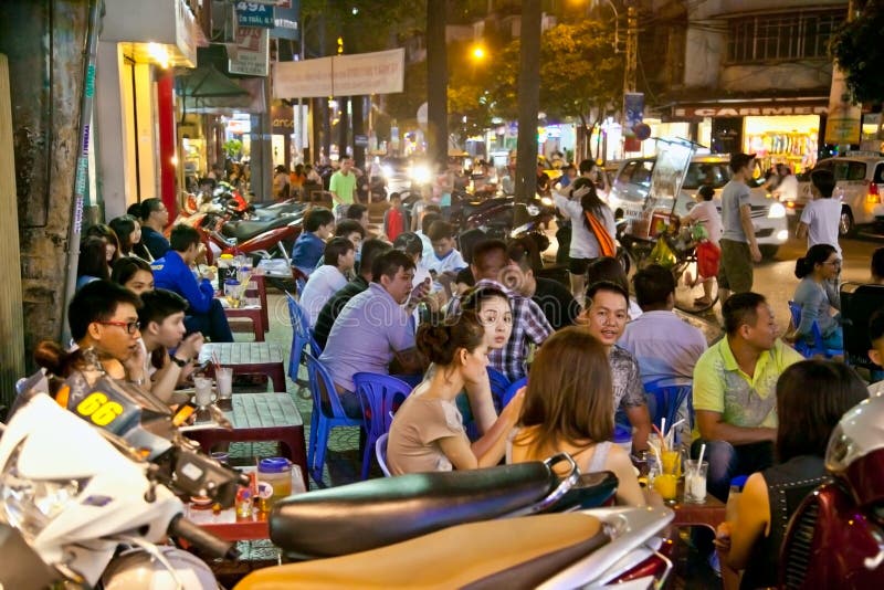 Un gruppo di gioventù non identificata che gode nella vita di notte del ` s di Saigon, fotografie stock libere da diritti Un gruppo di gioventù non identificata che gode nella vita di notte del ` s di Saigon, fotografie stock libere da diritti