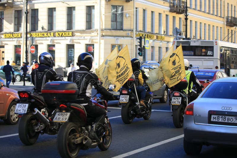 Un gruppo di motociclisti viaggia lungo Nevsky Prospekt al quadrato del palazzo immagine stock Un gruppo di motociclisti viaggia lungo Nevsky Prospekt al quadrato del palazzo immagine stock