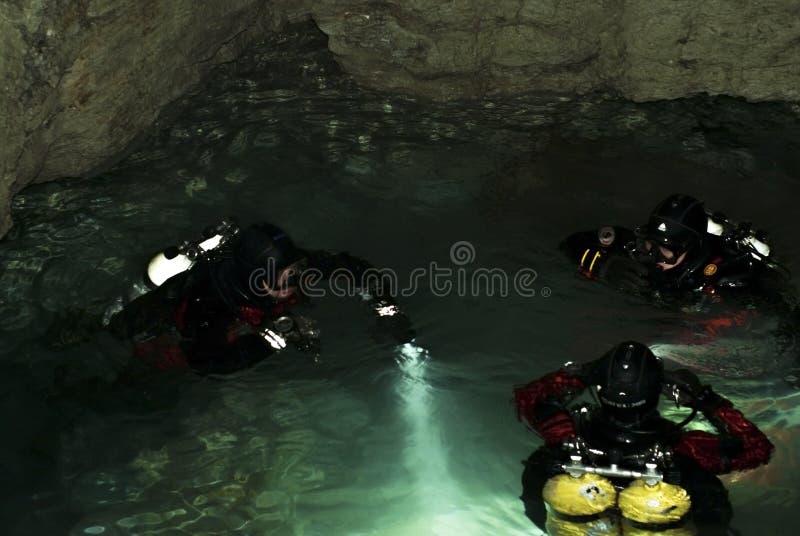 Un gruppo di operatori subacquei sta preparando tuffarsi nella parte subacquea della caverna di Orda fotografia stock libera da diritti Un gruppo di operatori subacquei sta preparando tuffarsi nella parte subacquea della caverna di Orda fotografia stock libera da diritti