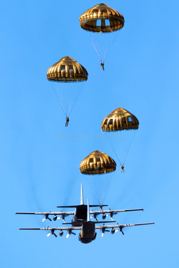 Un gruppo di paracadutisti militari salta fuori da un aereo militare da trasporto
