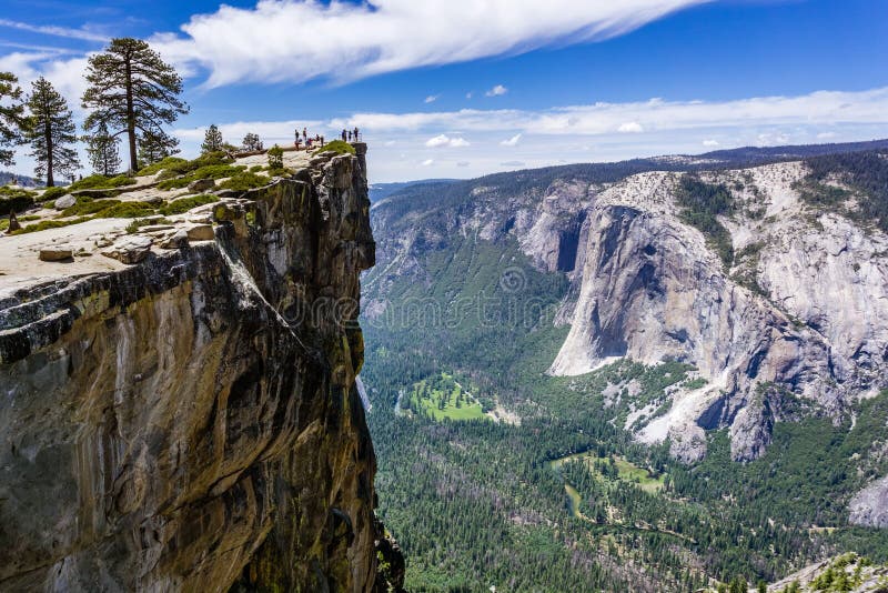 Un gruppo di persone che visitano il punto di Taft, un punto popolare di vista; EL Capitan, valle di Yosemite e fiume di Merced v