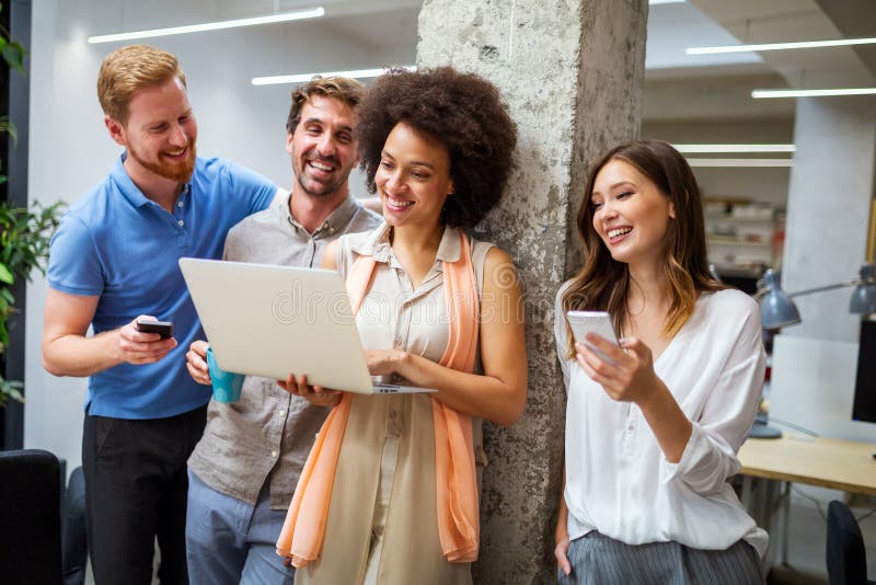 Un gruppo di persone felici e amichevoli e multietniche che si divertono a lavorare insieme in ufficio immagine stock