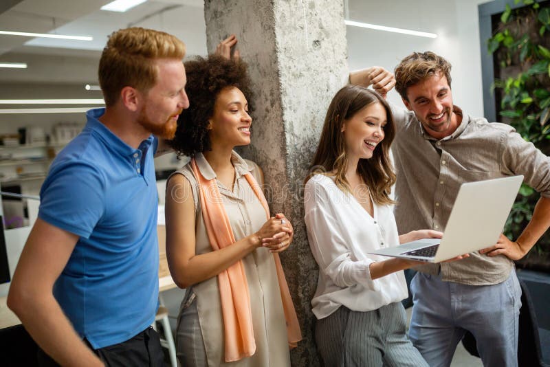 Un gruppo di persone felici e amichevoli e multietniche che si divertono a lavorare insieme in ufficio fotografie stock libere da diritti