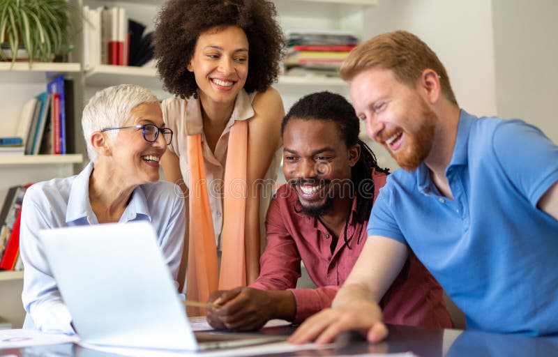 Un gruppo di persone felici e amichevoli e multietniche che si divertono a lavorare insieme in ufficio immagine stock libera da diritti