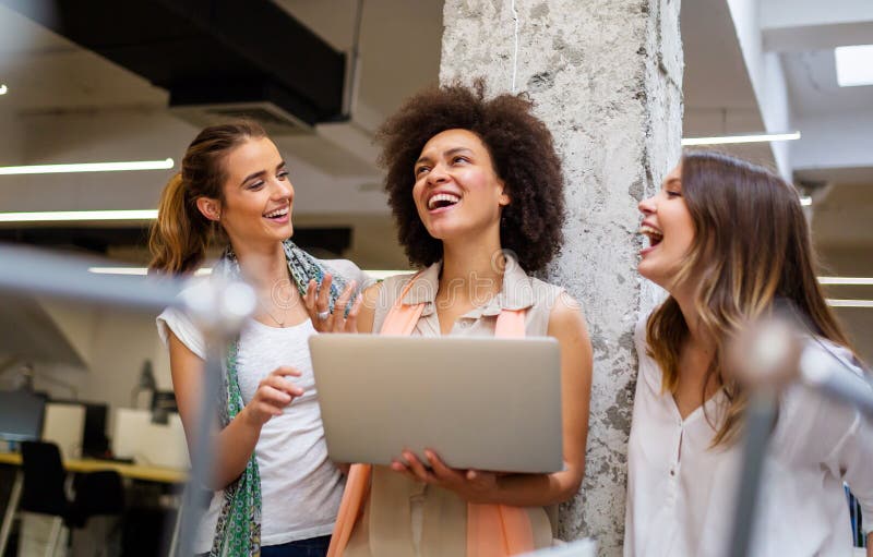 Un gruppo di persone felici e amichevoli e multietniche che si divertono a lavorare insieme in ufficio fotografia stock