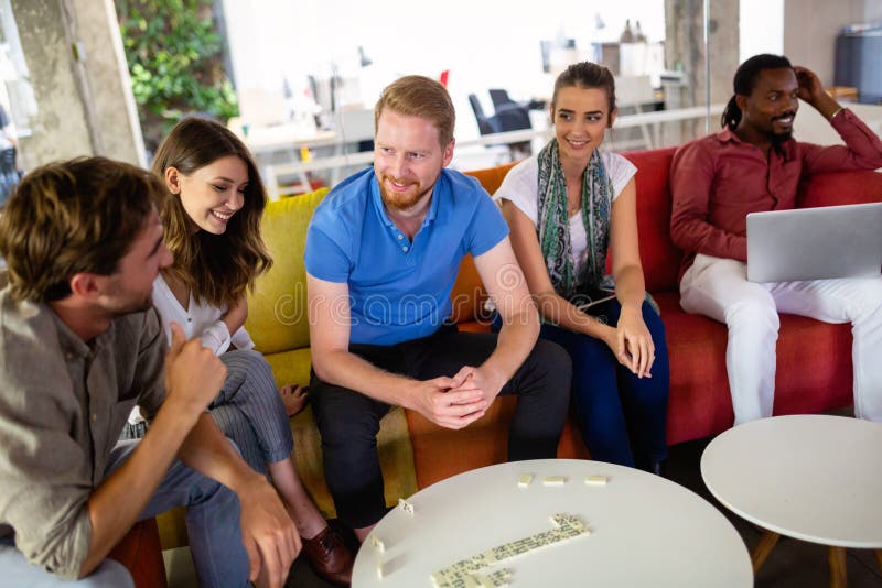 Un gruppo di persone felici e amichevoli e multietniche che si divertono a lavorare insieme in ufficio fotografie stock libere da diritti