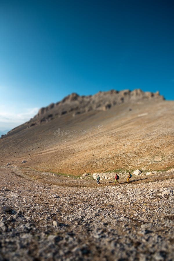 Un gruppo di persone viaggia attraverso le montagne. riposo attivo durante l'escursionismo in montagna. avventura sulle montagne immagine stock libera da diritti