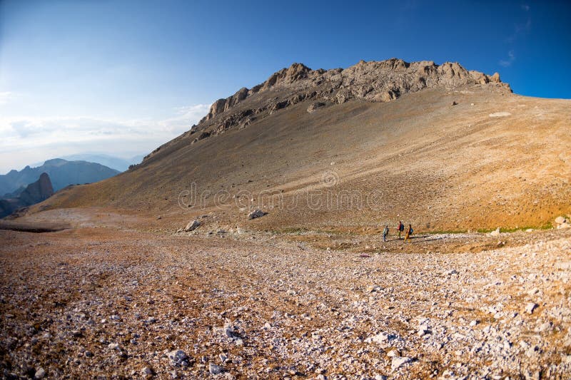 Un gruppo di persone viaggia attraverso le montagne. riposo attivo durante l'escursionismo in montagna. avventura sulle montagne immagini stock libere da diritti