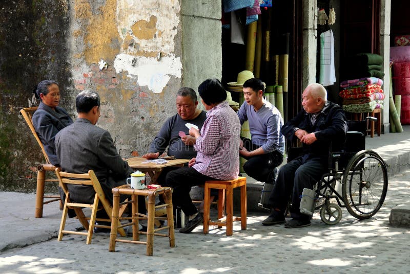 Pixian Città Vecchia, Cina: Carte da gioco della gente fotografia stock libera da diritti Pixian Città Vecchia, Cina: Carte da gioco della gente fotografia stock libera da diritti