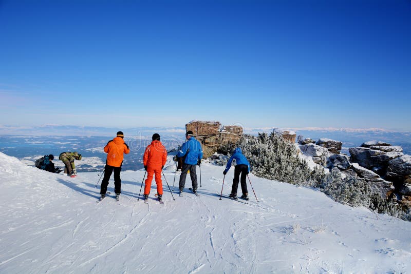 Un gruppo di sciatori su un pendio nella montagna di inverno immagini stock libere da diritti Un gruppo di sciatori su un pendio nella montagna di inverno immagini stock libere da diritti