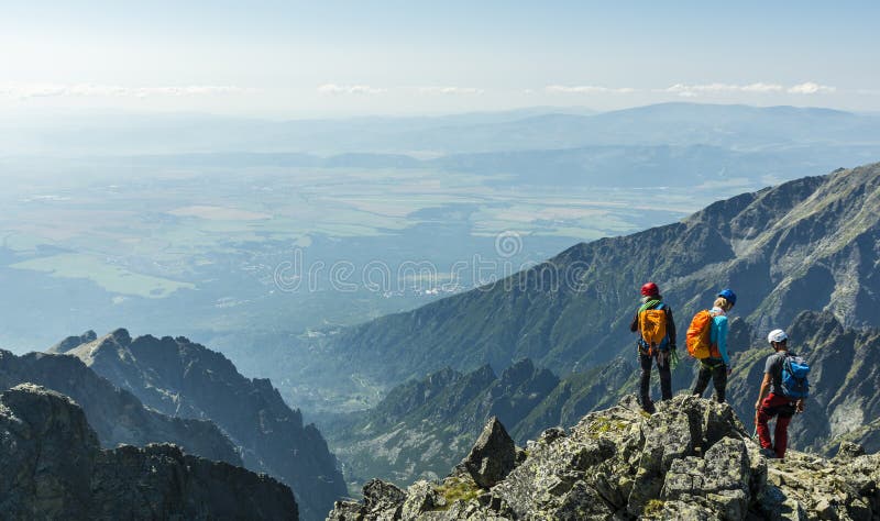 Guide De Montagne Belayer Deux Touristes Sur Une Soi-disant Corde Courte En  Randonnée Dans Les Montagnes Photo stock éditorial - Image du fille, roche:  226817573