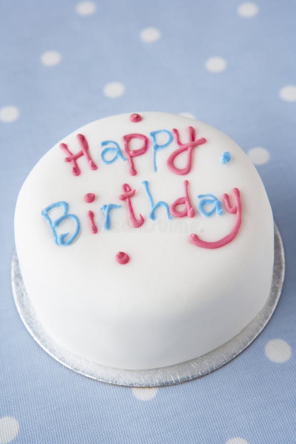 Un gâteau d'anniversaire photographie stock libre de droits Un gâteau d'anniversaire photographie stock libre de droits