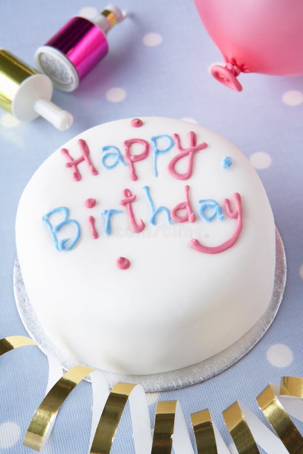 Un gâteau d'anniversaire image libre de droits Un gâteau d'anniversaire image libre de droits