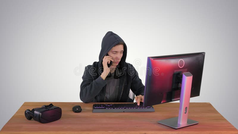Un hacker experimentado responde que alguien llama sobre el fondo del degradado almacen de metraje de vídeo