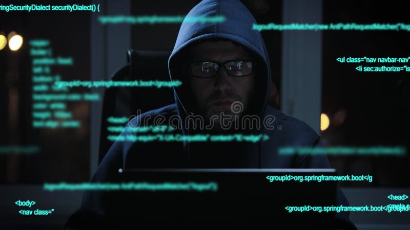 Un hacker experimentado trabaja con código al irrumpir en sistemas de seguridad. un programador busca trabajo ilegal en almacen de video