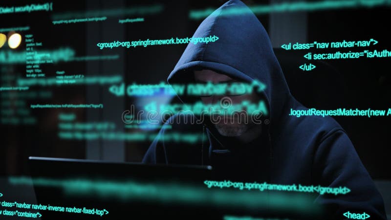 Un hacker experimentado trabaja con código al irrumpir en sistemas de seguridad. un programador busca trabajo ilegal en almacen de metraje de vídeo