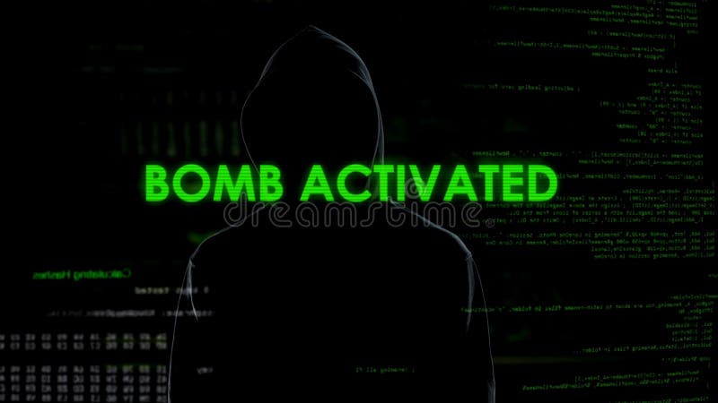 Un hacker fără chip care activează de la distanță conceptul de crimă cibernetică împotriva terorismului cu bombă royalty free stock image