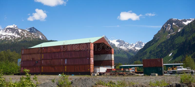 Un hangar construit avec les récipients utilisés au port du seward image libre de droits Un hangar construit avec les récipients utilisés au port du seward image libre de droits