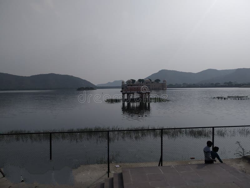Un hermoso lago con un pequeño lugar imagenes de archivo Un hermoso lago con un pequeño lugar imagenes de archivo