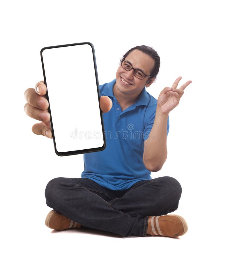Un hombre asiático mirando a una cámara sonriendo y mostrando una plantilla de imitación de un teléfono con copia blanca vacía foto de archivo libre de regalías