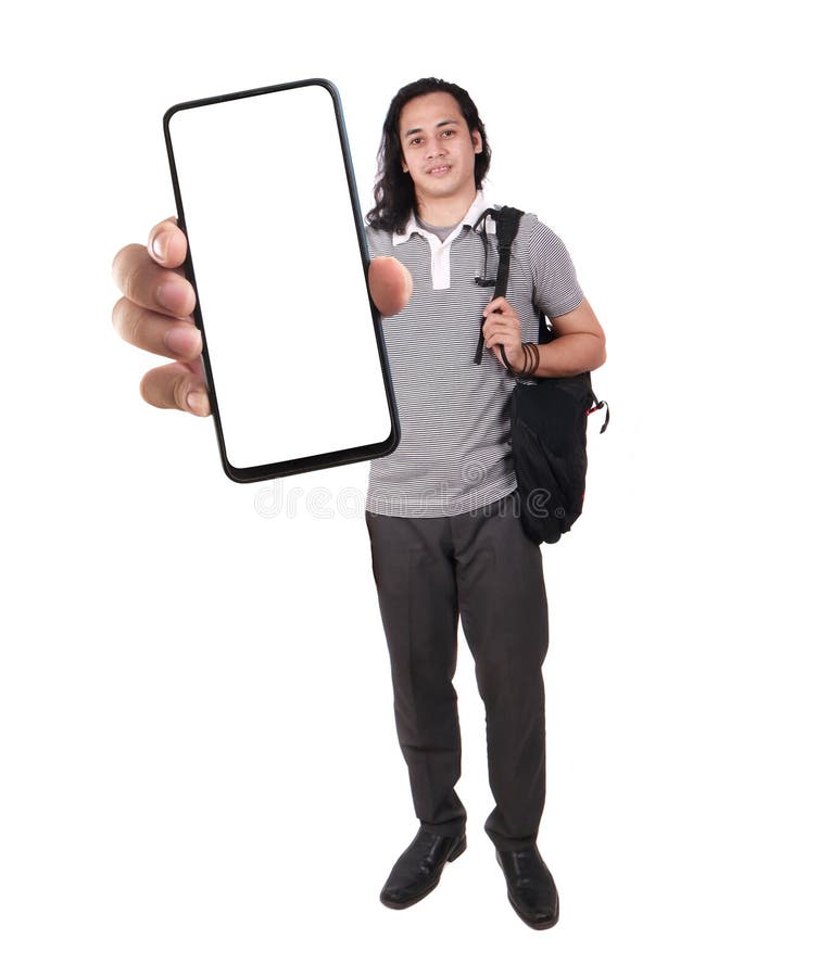 Un hombre asiático mirando a una cámara sonriendo y mostrando una plantilla de imitación de un teléfono con copia blanca vacía foto de archivo